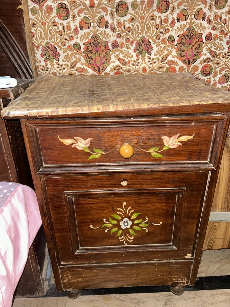 Bed + 2 side tabels + dressing table 5