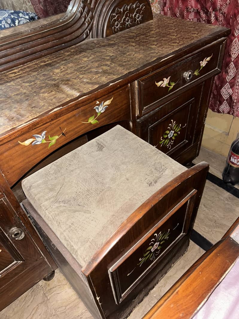 Bed + 2 side tabels + dressing table 8