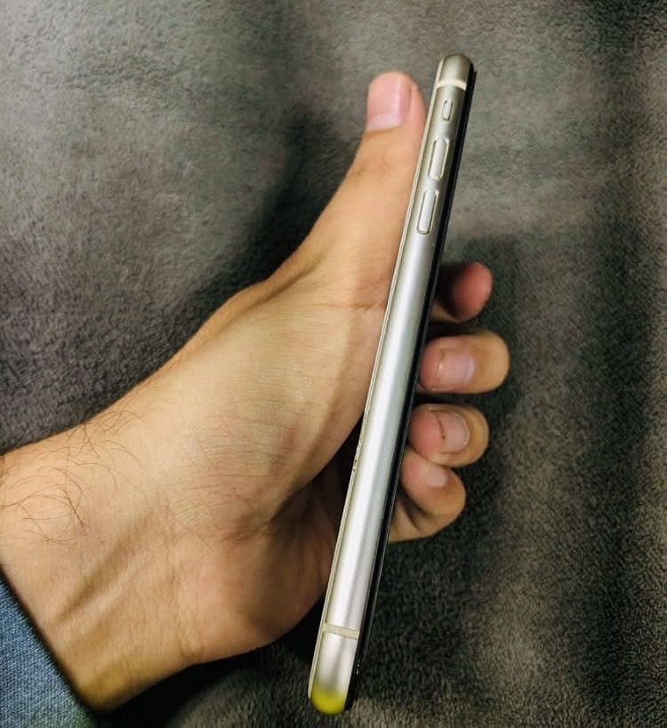 Apple iPhone 11 4