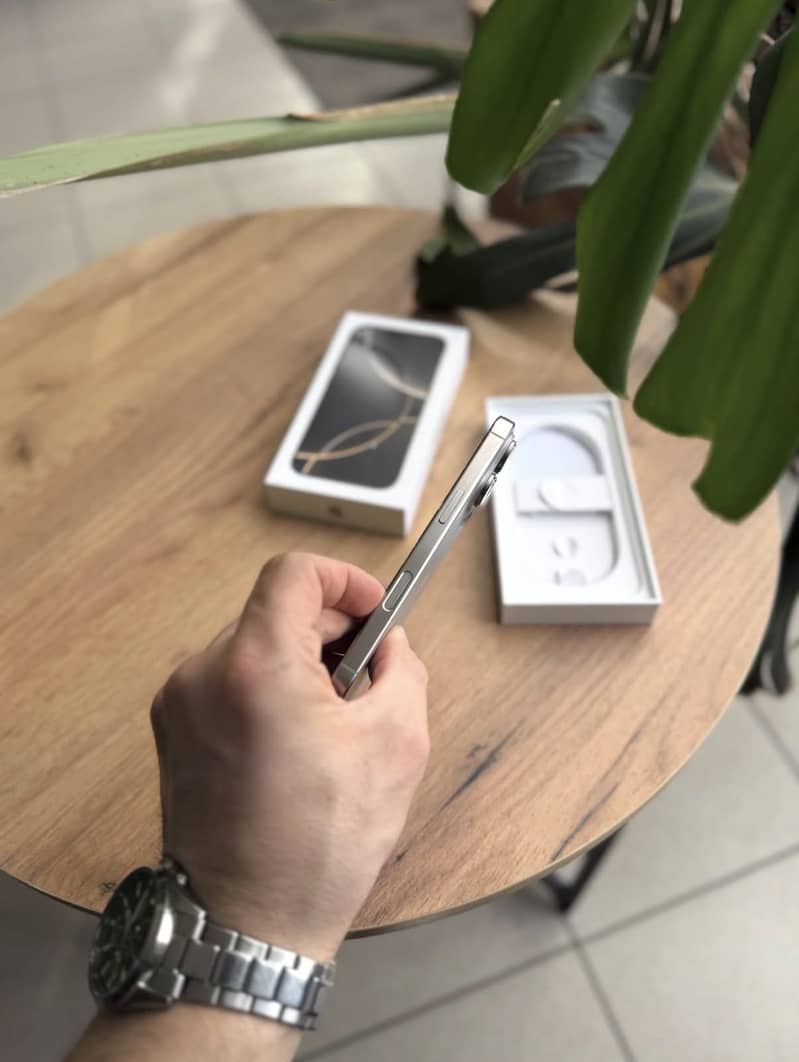 Apple iPhone 16 Pro 2