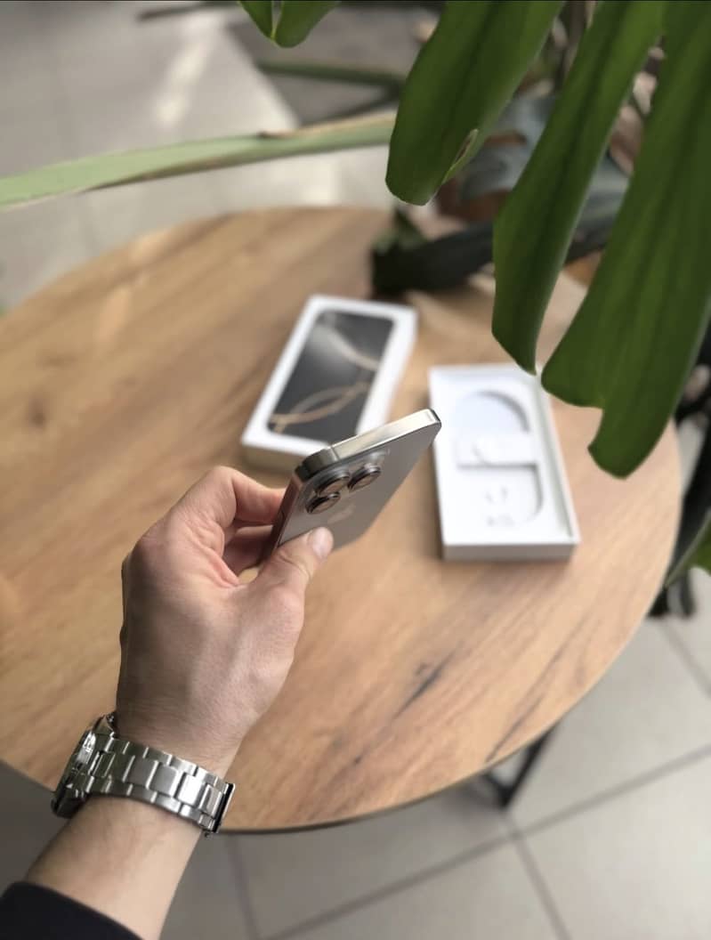 Apple iPhone 16 Pro 3