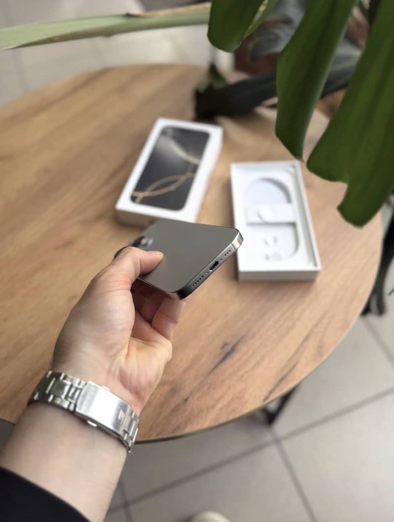 Apple iPhone 16 Pro 4