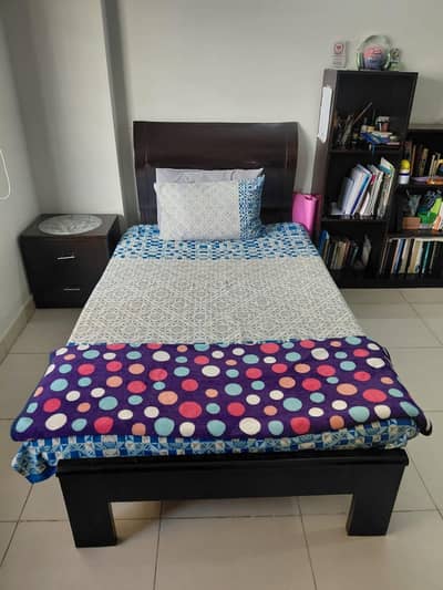 Single Bedset with book shelf