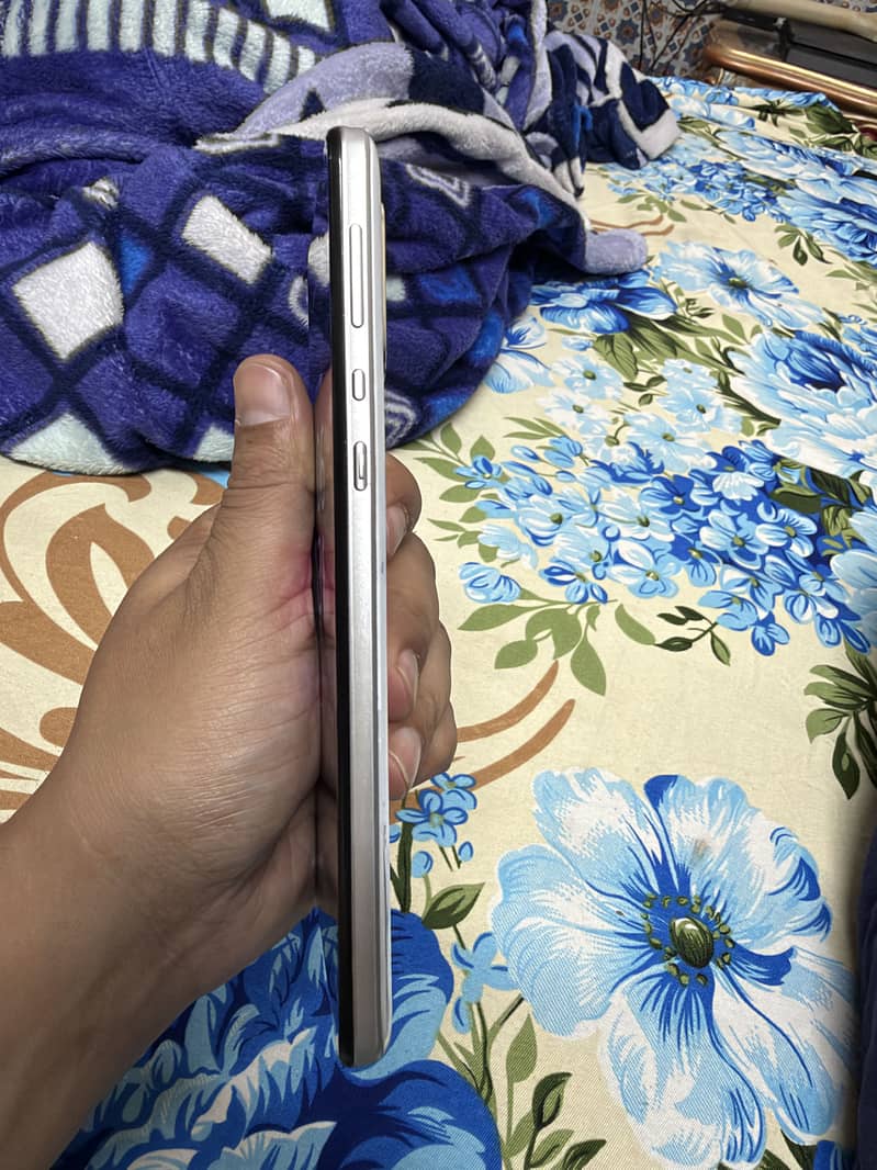 Sharp Aquos Zero 5G 3