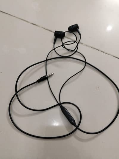 Original wire earphones with bad noise cancelation function