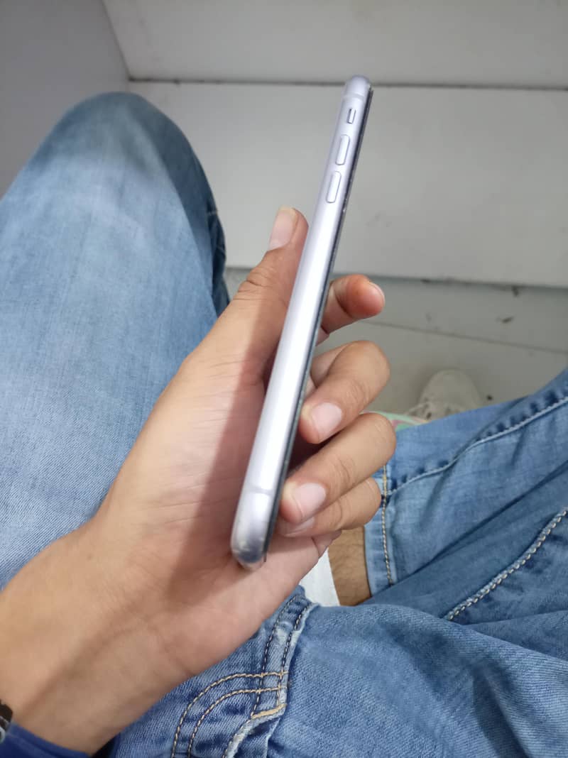 Apple iPhone 11 3