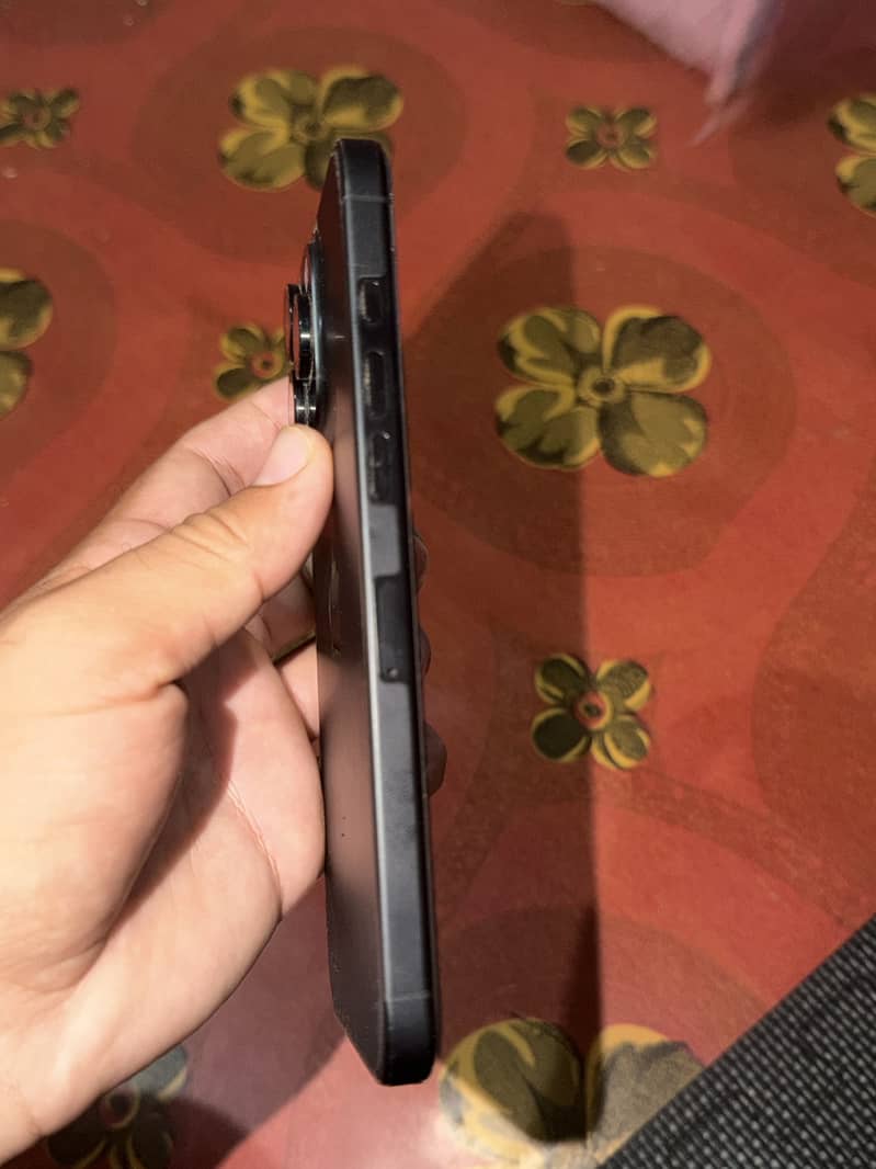 Apple iPhone 16 Pro Max 1