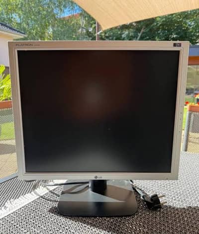 LG clean condition LCD 17 inch