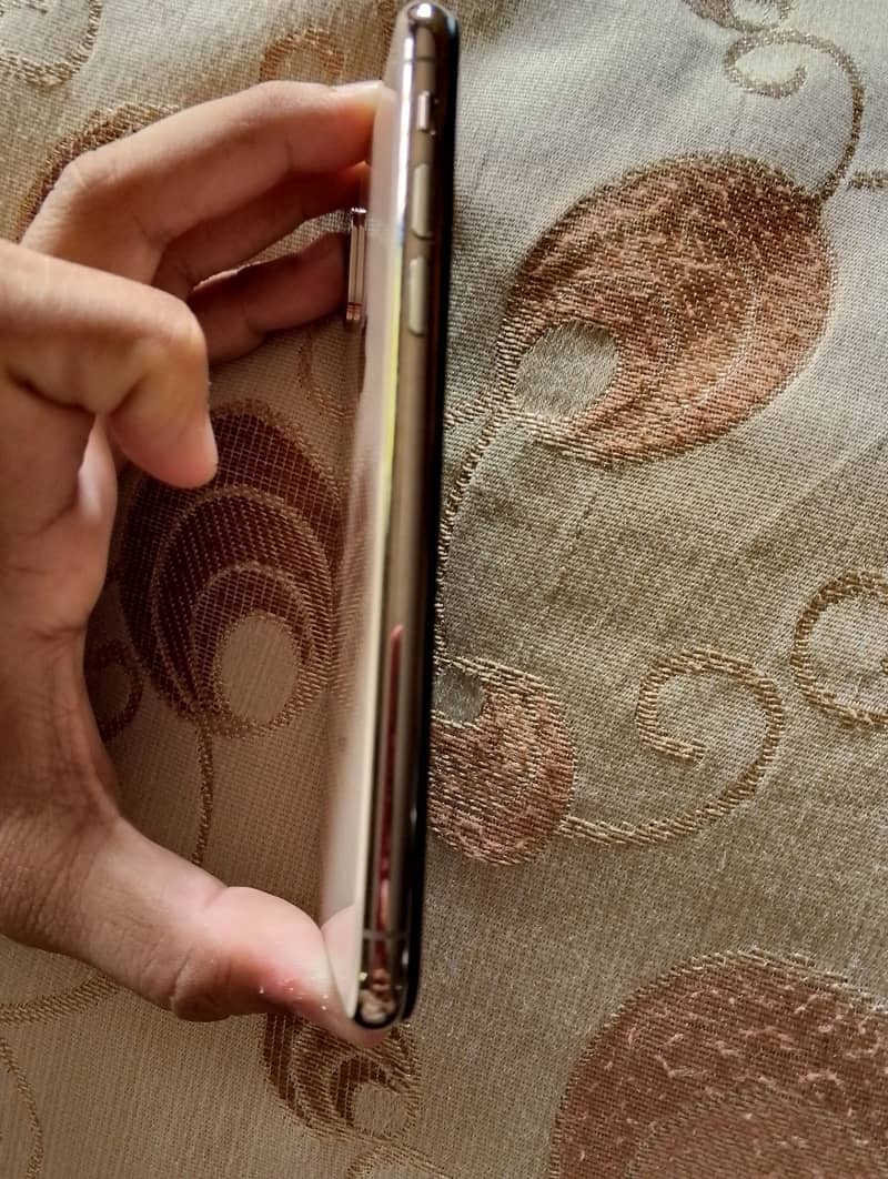 Apple iPhone XS 3