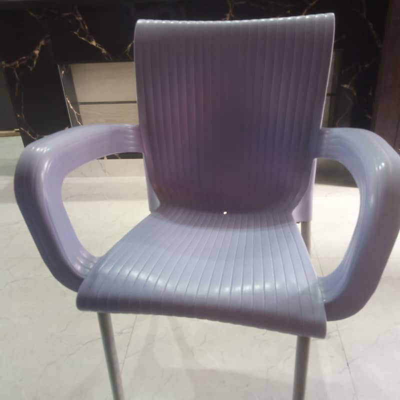 plastic chairs with plastic table 0