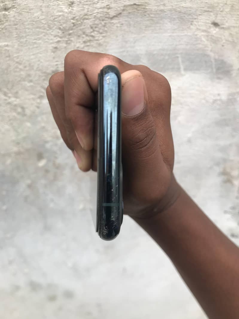Apple iPhone 11 Pro 4
