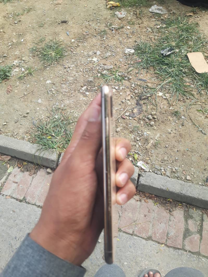 Apple iPhone XS Max 3