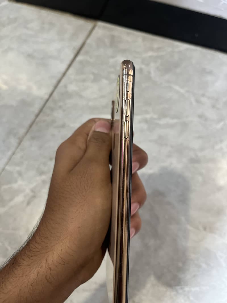 Apple iPhone XS Max 7