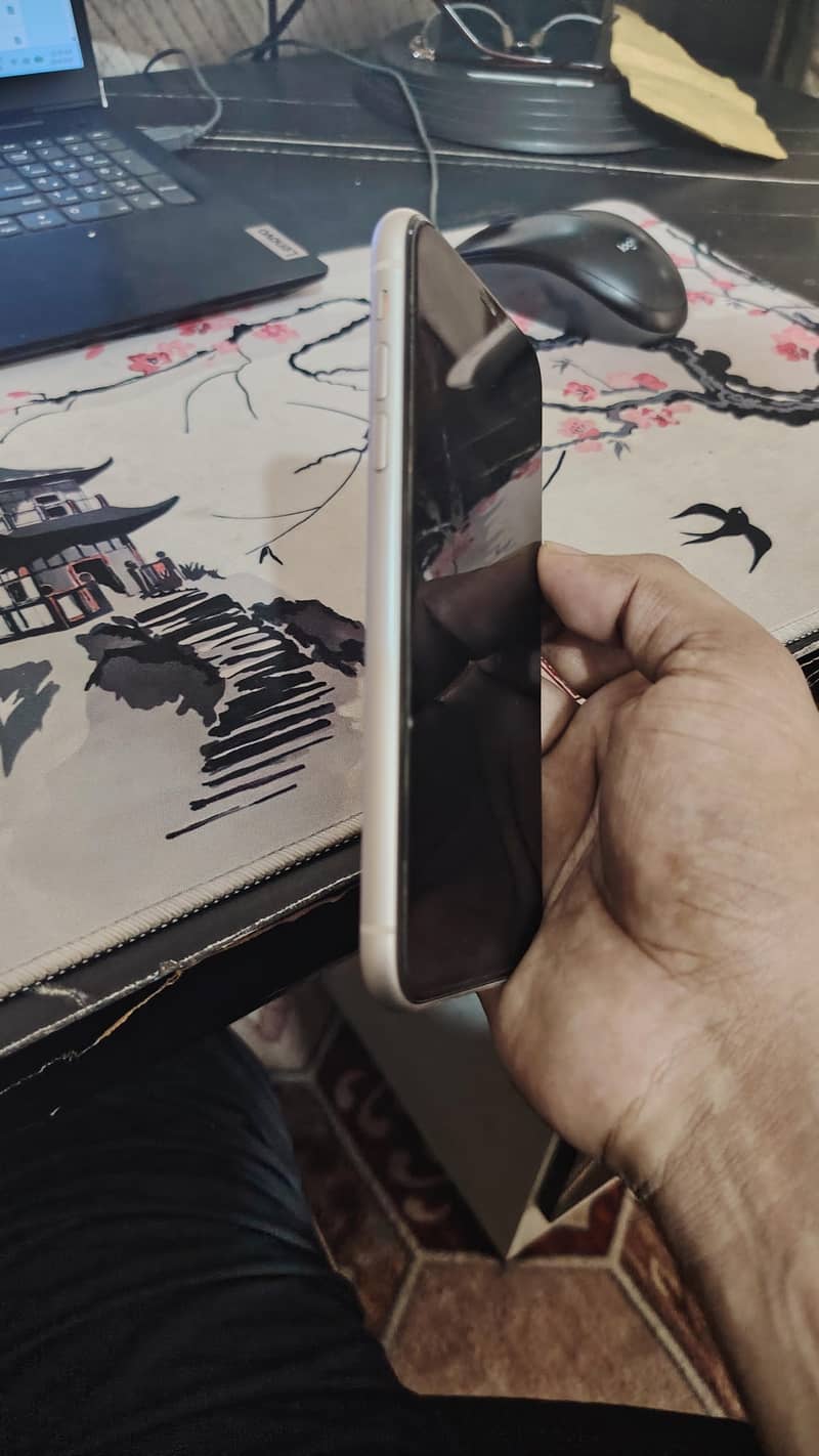 Apple iPhone 11 4