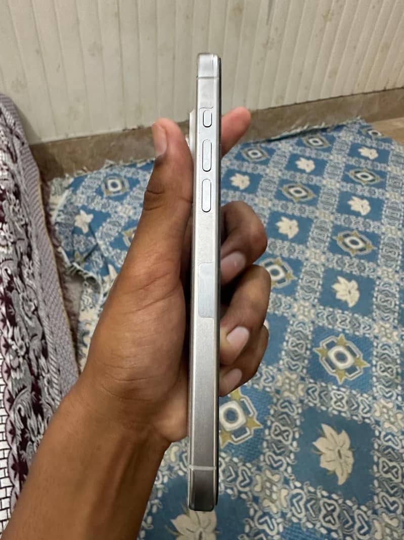 Apple iPhone 15 Pro Max 2