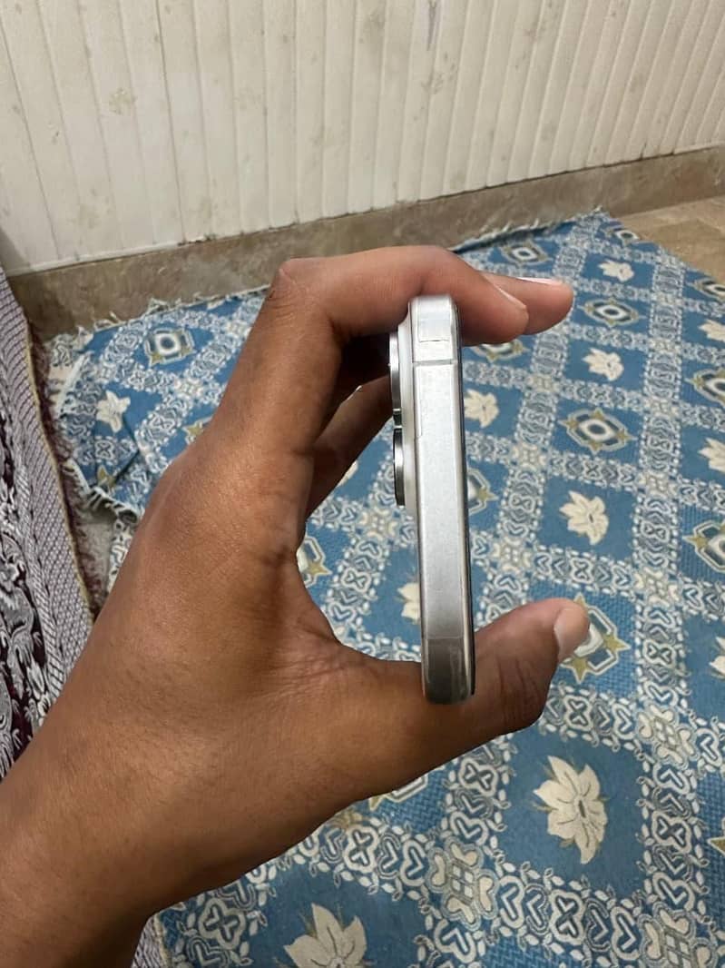 Apple iPhone 15 Pro Max 4