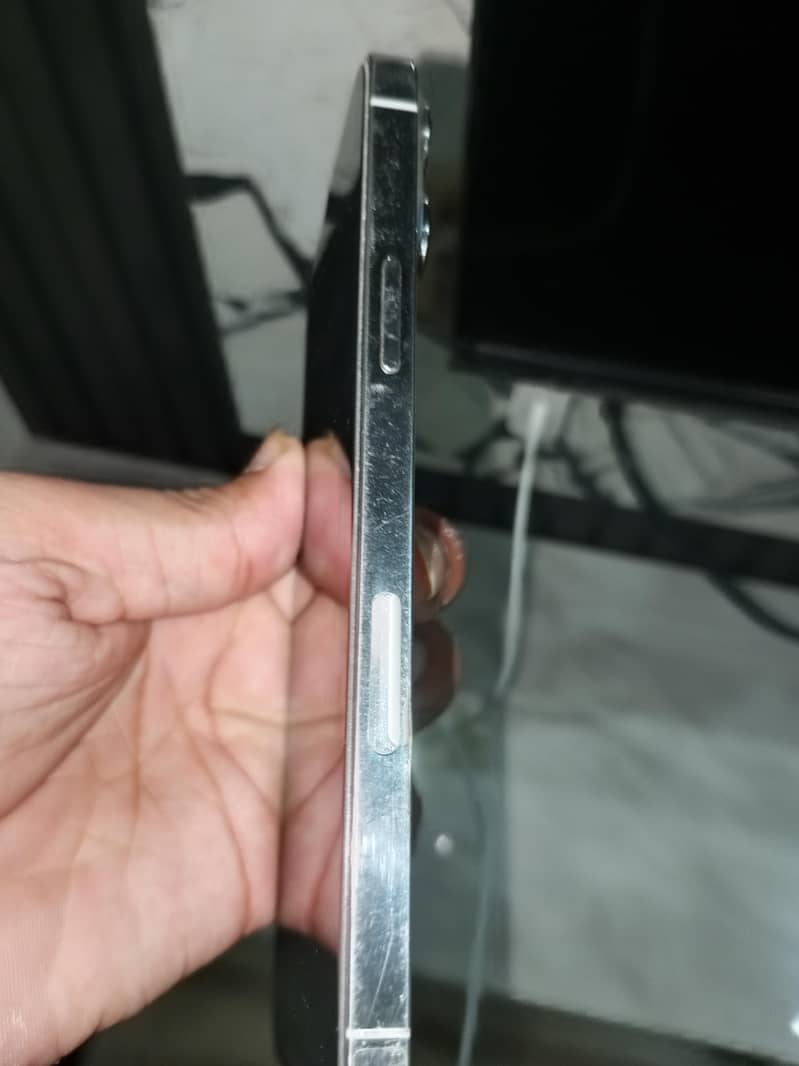 Apple iPhone 13 4