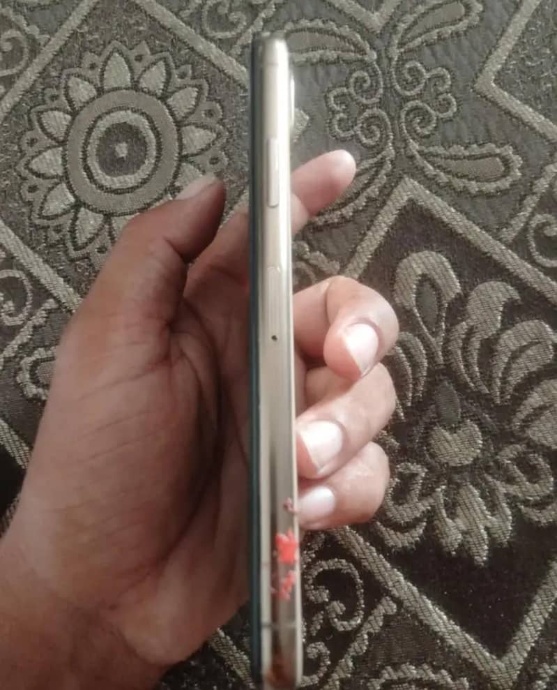 Apple iPhone XS 4