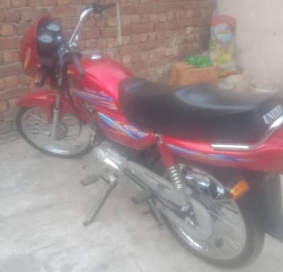 United 100 cc 2026