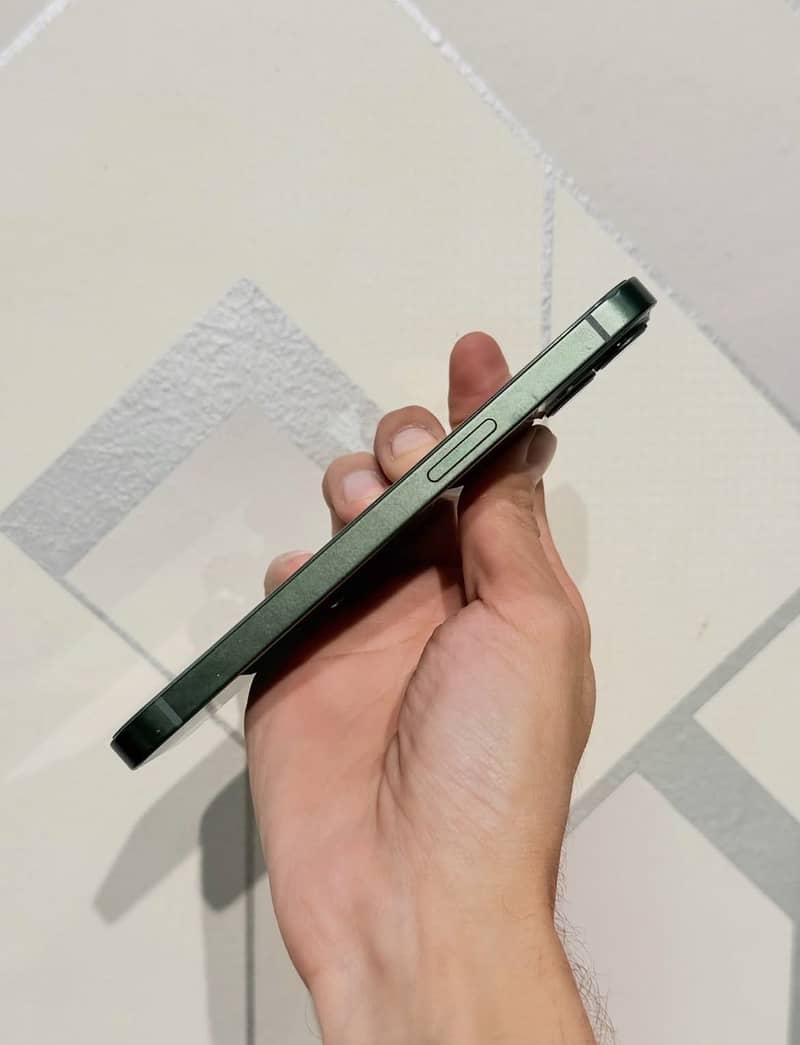 Apple iPhone 13 2