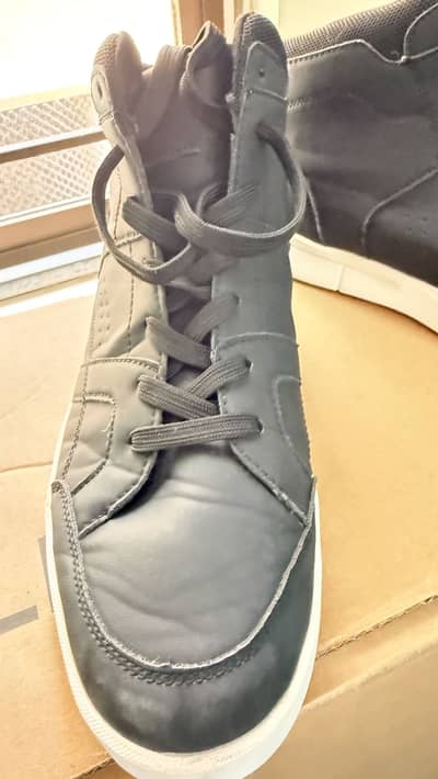 Insignia sneakers for urgent sale