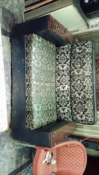 sofa set  in good condition very comfortable with good quality