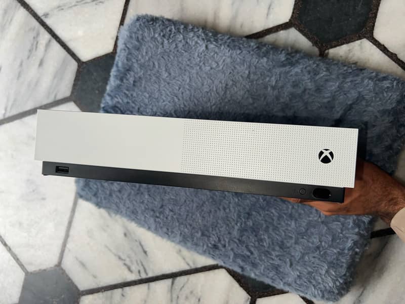 Xbox One S 8