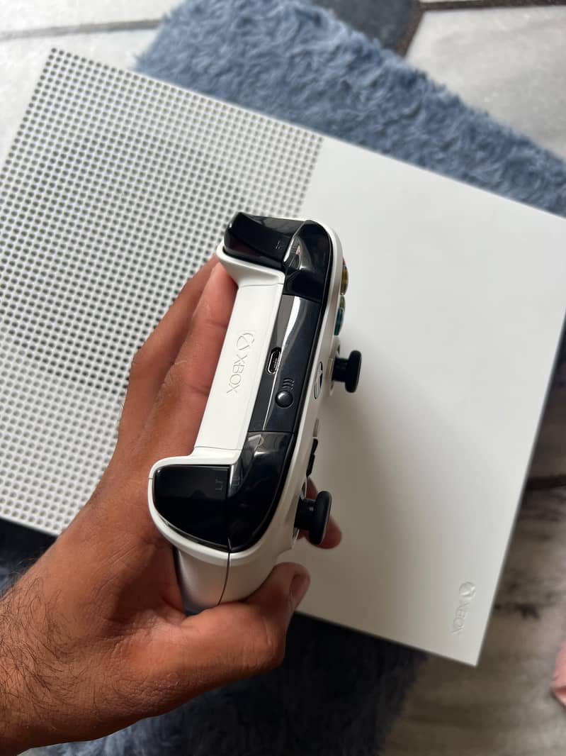 Xbox One S 11