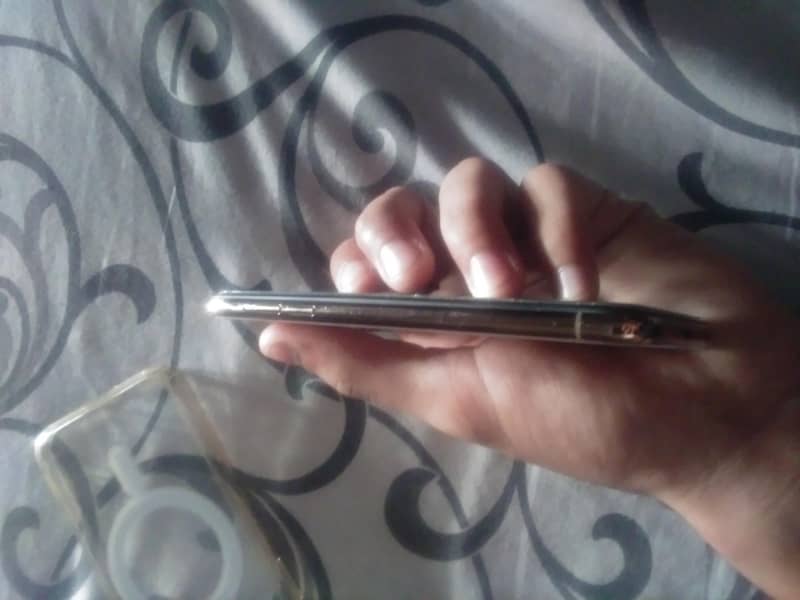 Apple iPhone XS 3