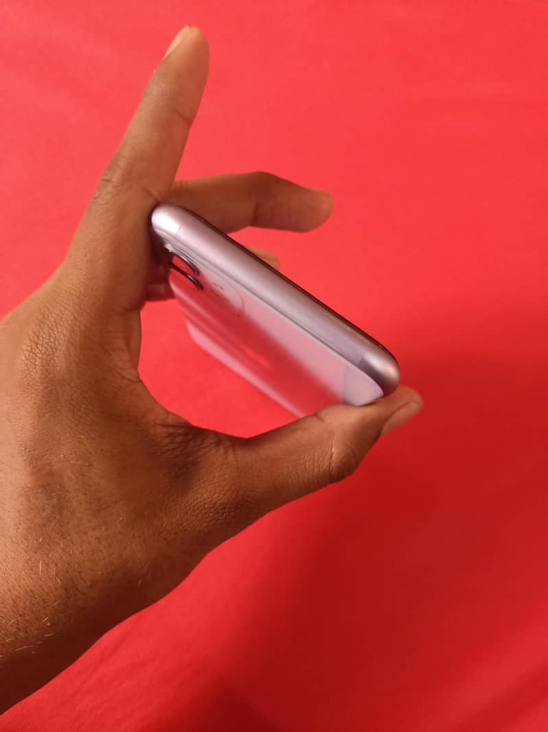 Apple iPhone 11 4
