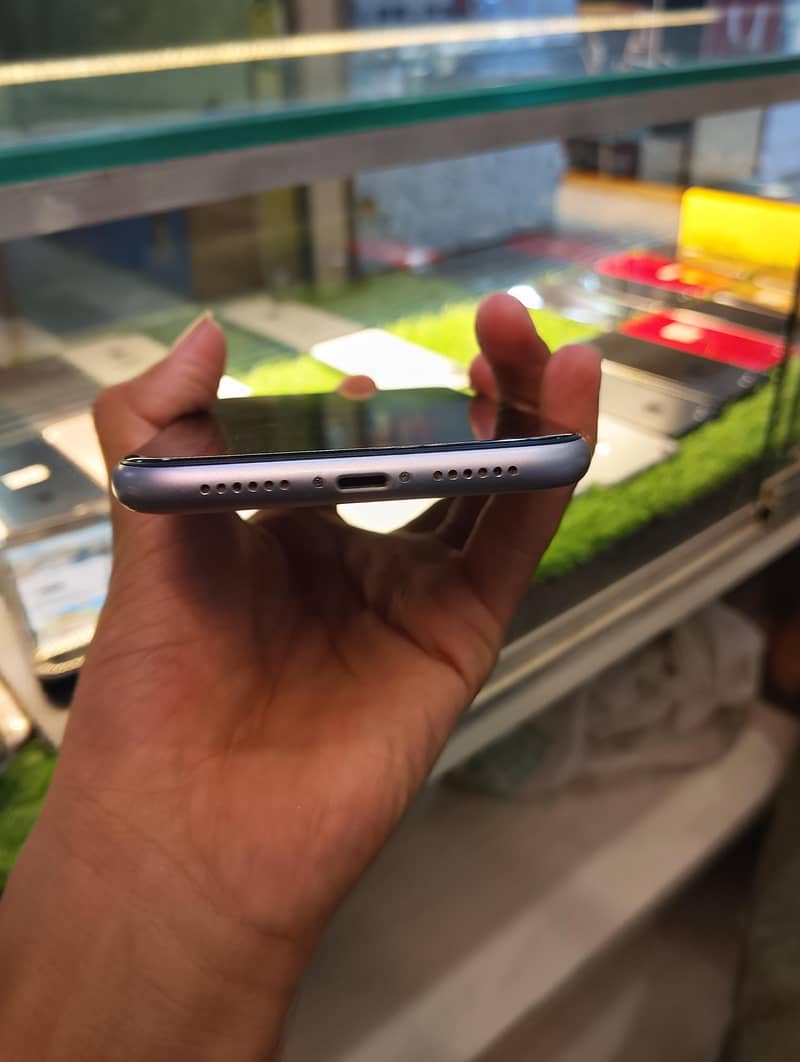 Apple iPhone 11 3