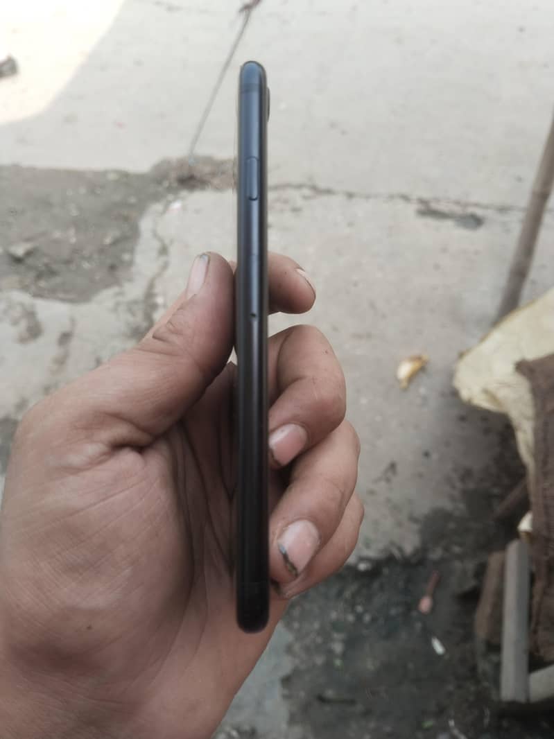 Apple iPhone SE  2 4
