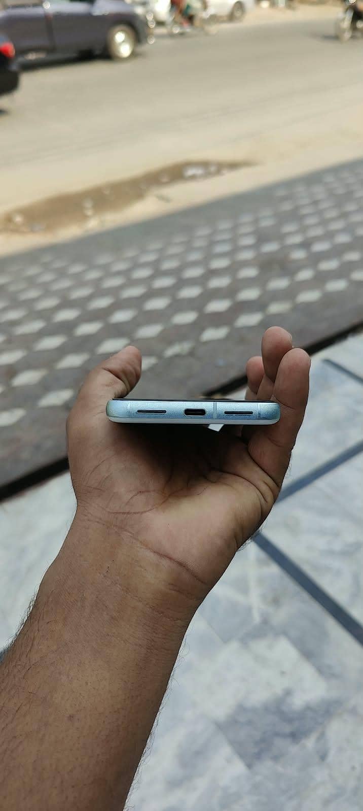Google Pixel 8 4
