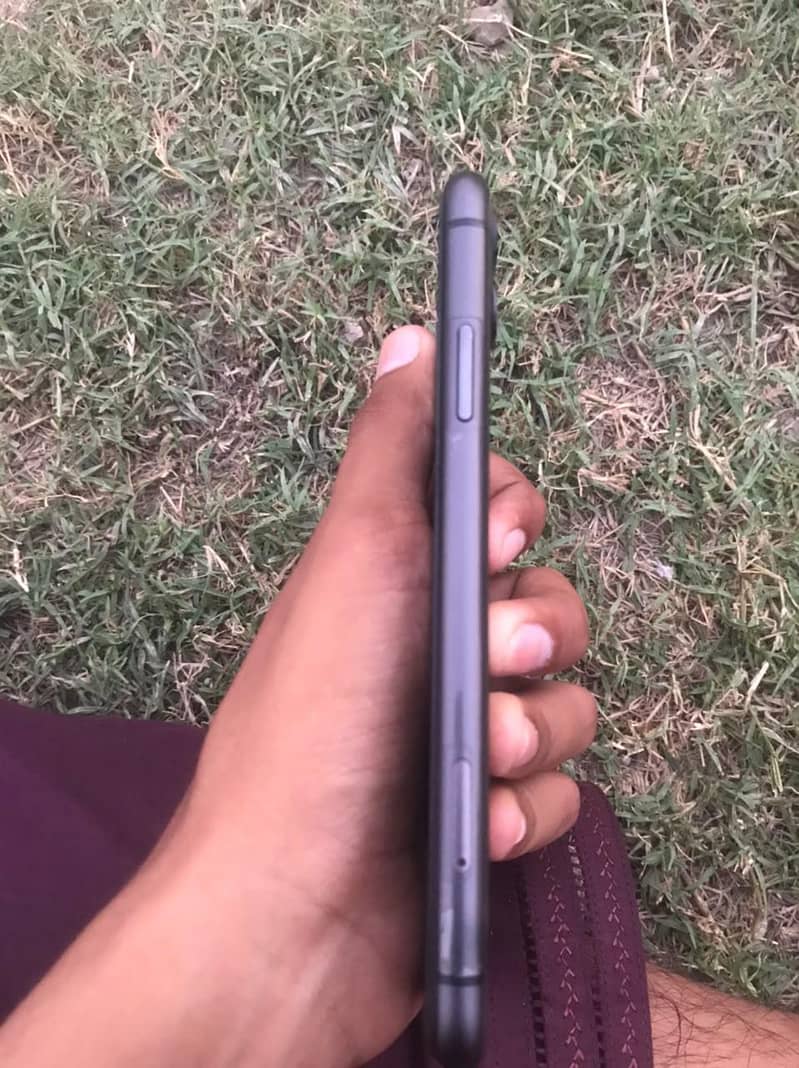 Apple iPhone 11 4