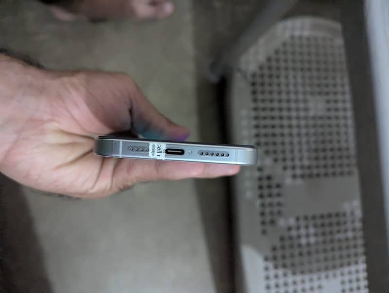 Apple iPhone 16 Pro Max 4