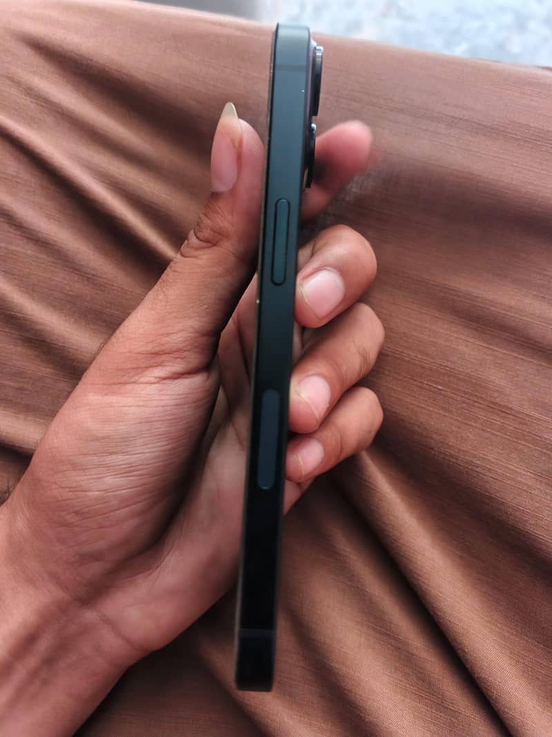 Apple iPhone 13 2