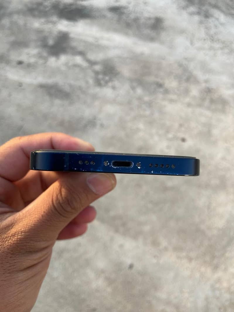 Apple iPhone 12 4