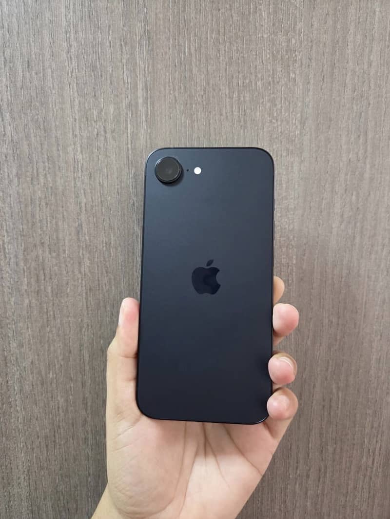 Apple iPhone 16e 1