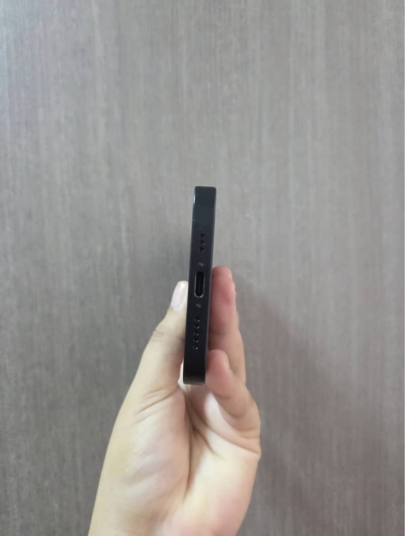 Apple iPhone 16e 2
