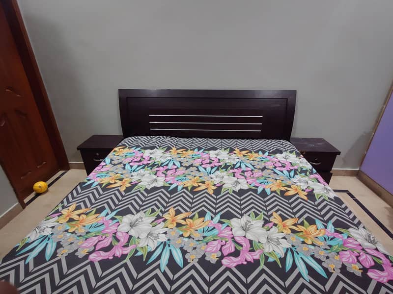 double bed with 2 side table and dressing table 0