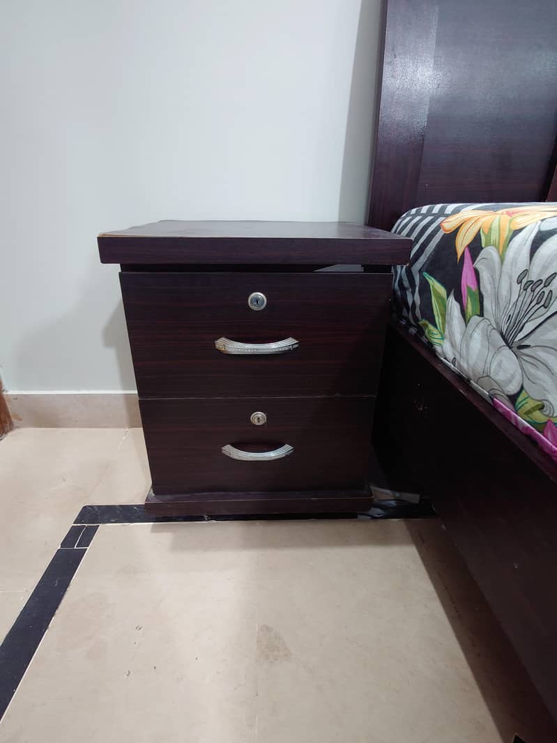 double bed with 2 side table and dressing table 2