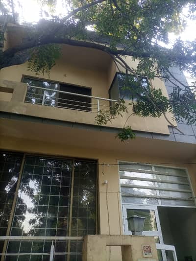 F-10/3 HOUSE SIZE 20*40 TRIPLE STOREY ONE UNIT RENOVATED FOR FAMILY