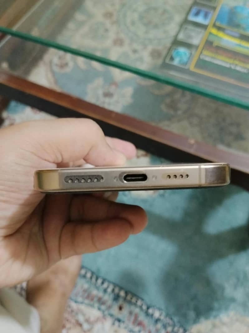 Apple iPhone 16 Pro Max 4