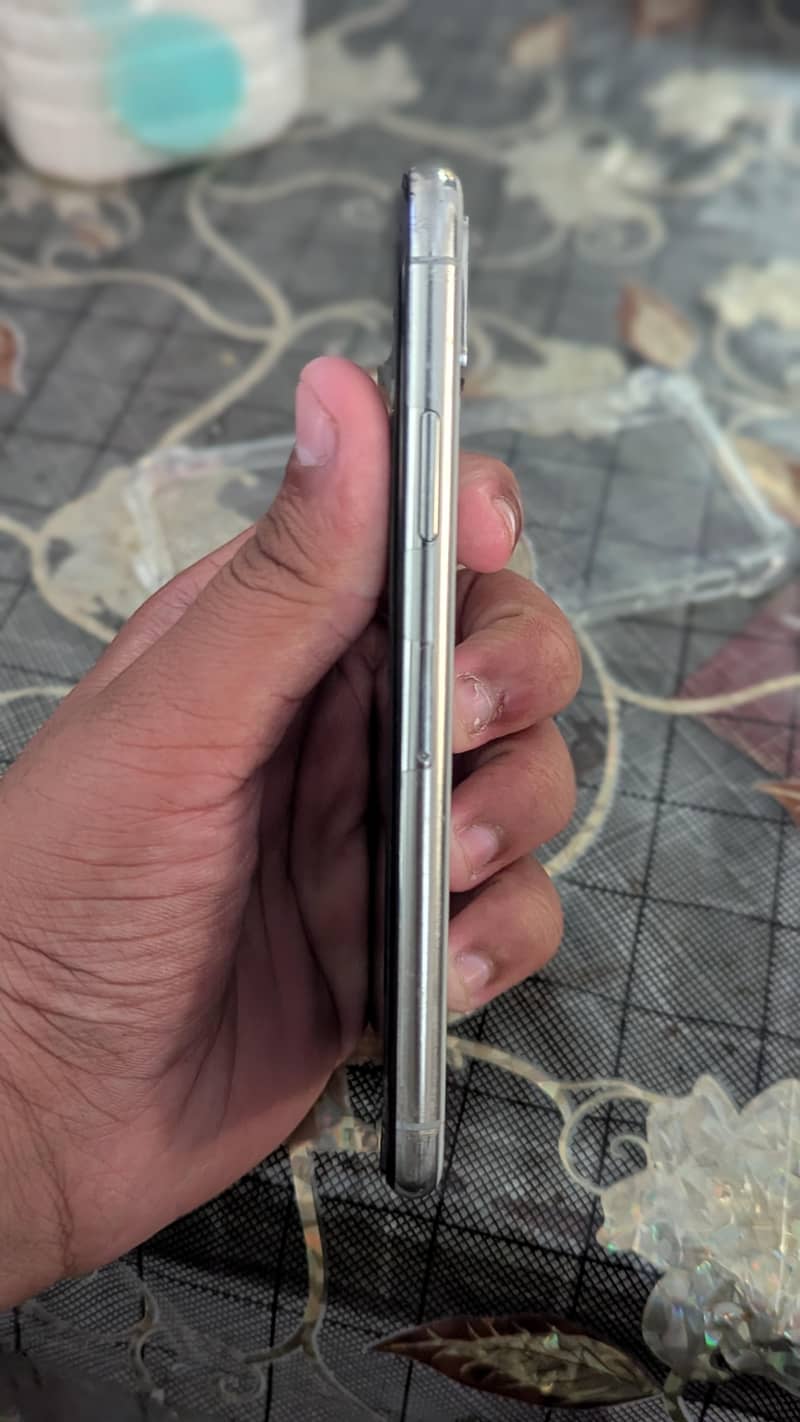 Apple iPhone X 4