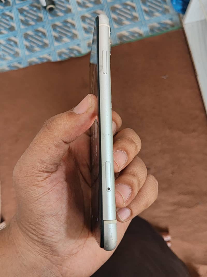 Apple iPhone 11 4