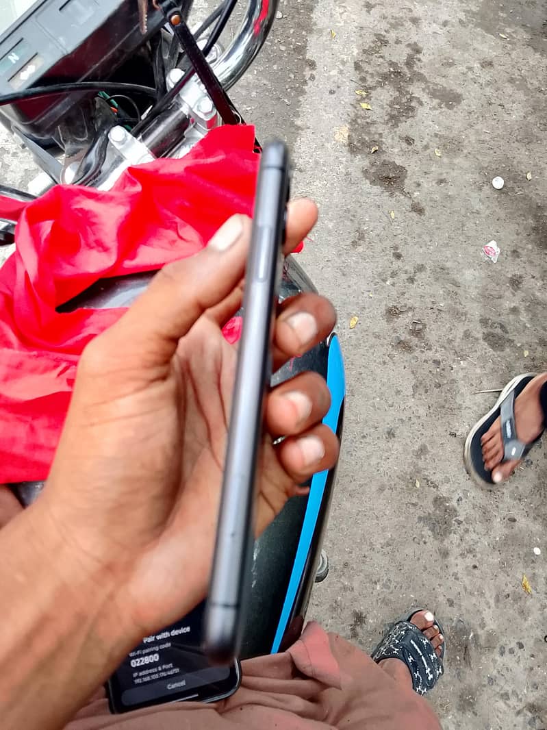 Apple iPhone 11 4