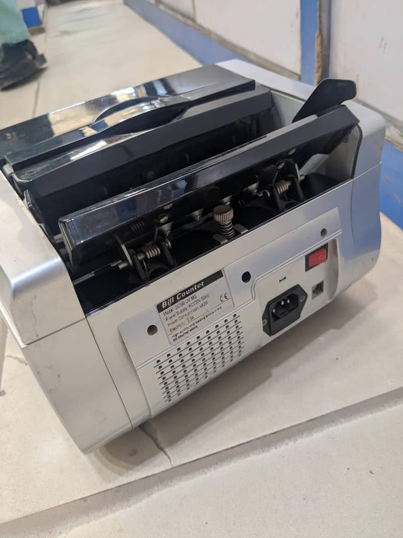 CASH COUNTING AND CHECKING MACHINE 0