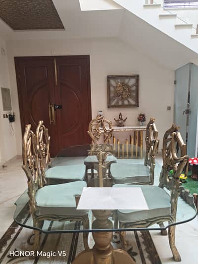 dining table with chairs in deco paint