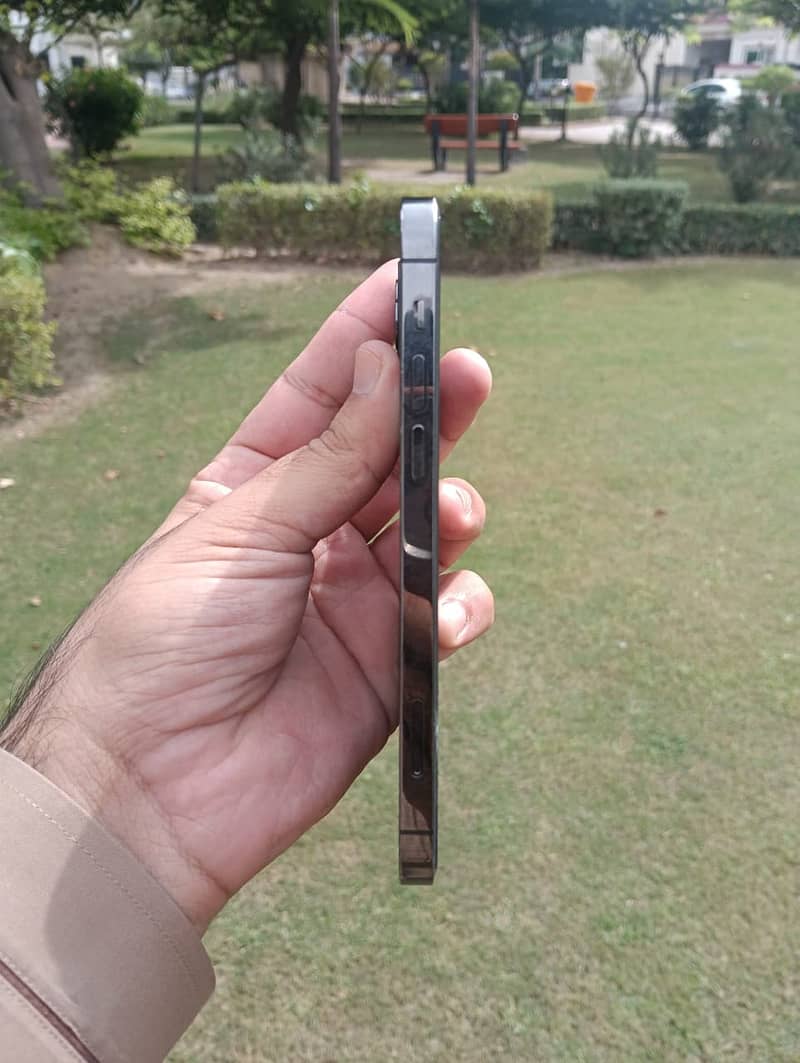 Apple iPhone 12 4
