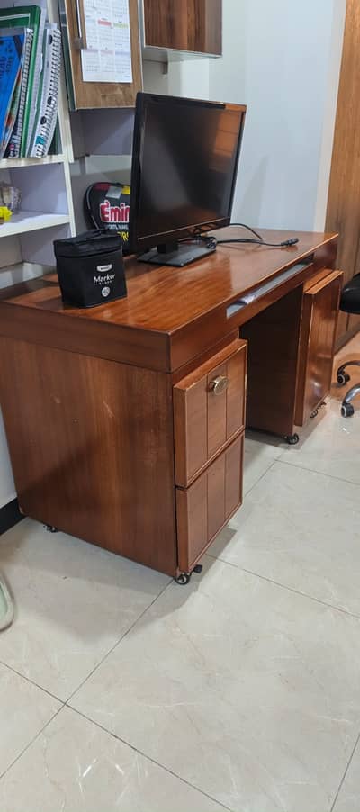 Computer table for sale